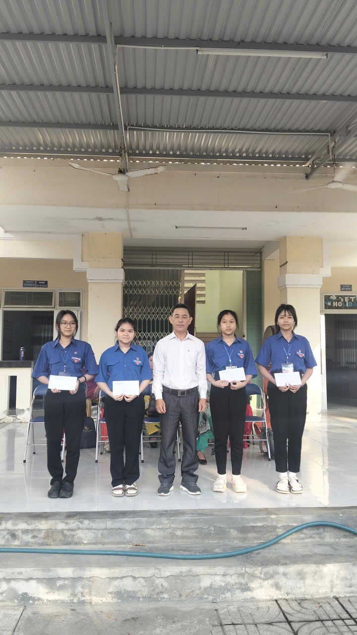 Thầy hiệu trưởng phát quà và tuyên dương 4 em học sinh đạt học sinh giỏi cấp Tỉnh Thầy hiệu trưởng phát quà và tuyên dương 4 em học sinh đạt học sinh giỏi cấp Tỉnh