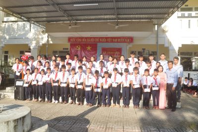 HỌC SINH CỦA TRƯỜNG THCS TỊNH BÌNH TIẾP NHẬN HỖ TRỢ TỪ MẠNH THƯỜNG QUÂN