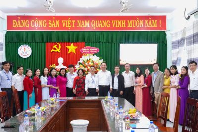 Lãnh đạo tỉnh đến thăm và chúc mừng tập thể giáo viên Trường THCS Nguyễn Đôn nhân Ngày Nhà giáo Việt Nam