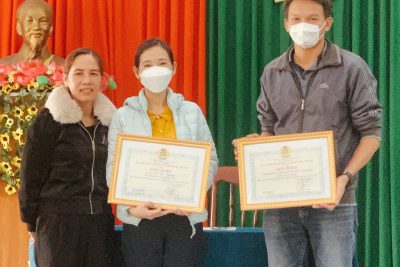 Nhà trường trao giấy khen cho các đồng chí CCVC có thành tích xuất sắc vượt trội trong năm học 2020-2021.