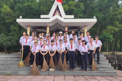 LIÊN ĐỘI TRƯỜNG THCS NGUYỄN ĐÔN DỌN VỆ SINH VÀ VIẾNG HƯƠNG NGHĨA TRANG LIỆT SĨ NHÂN DỊP TẾT NGUYÊN ĐÁN