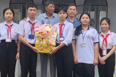 THẦY VÀ TRÒ TRƯỜNG THCS NGUYỄN ĐÔN THĂM VIẾNG NHÀ THỜ TRUNG TƯỚNG NGUYỄN ĐÔN