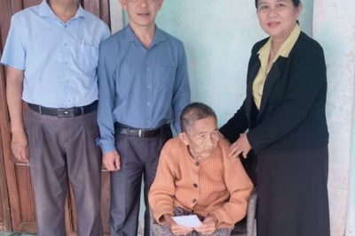 ĐẠI DIỆN NHÀ TRƯỜNG THĂM VÀ TẶNG QUÀ MẸ VIỆT NAM ANH HÙNG